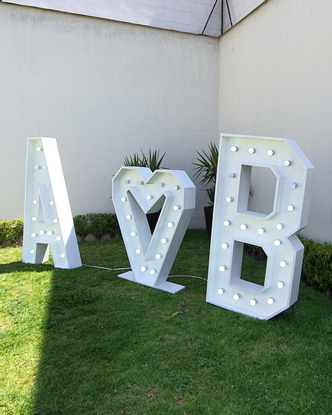 Renta de letras iluminadas.