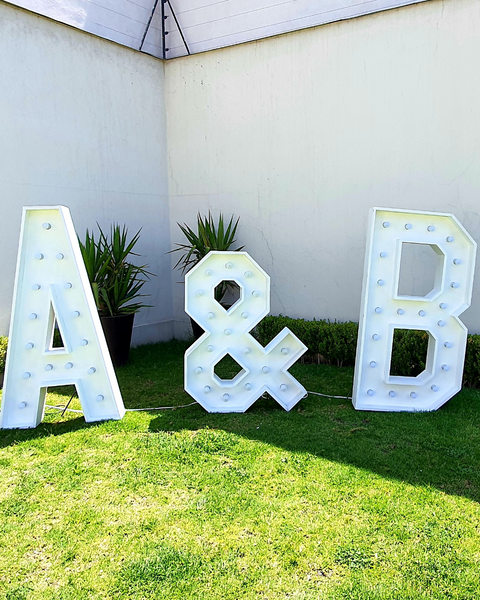 Renta de letras iluminadas.