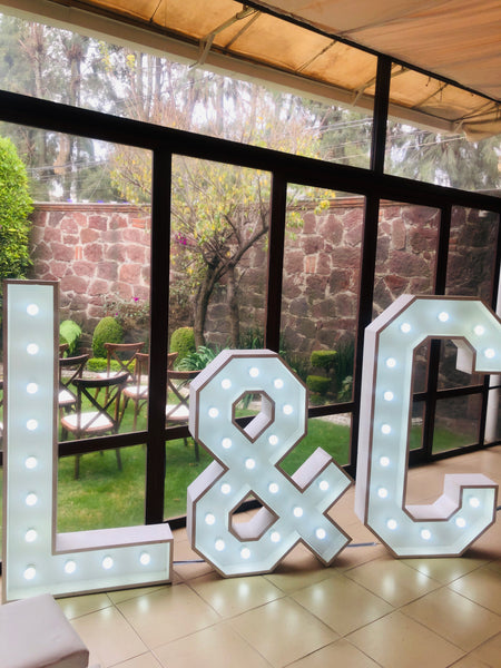 Renta de letras iluminadas.