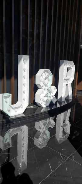 Renta de letras iluminadas.