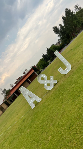 Renta de letras iluminadas.