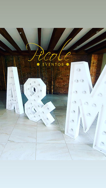 Renta de letras iluminadas.