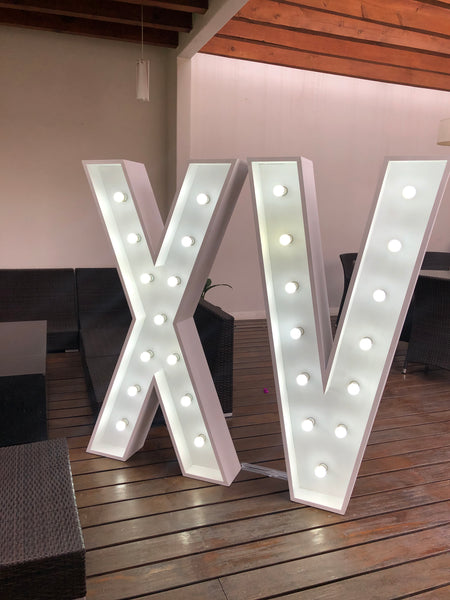 Renta de letras iluminadas.