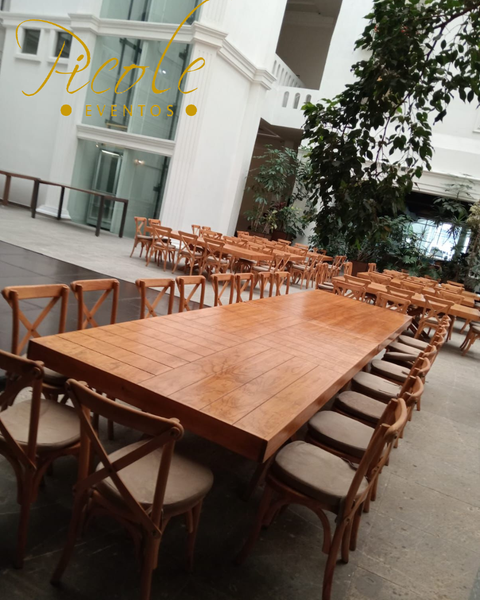 Renta de mesa rustica rectangular con silla avant garde o tiffany.